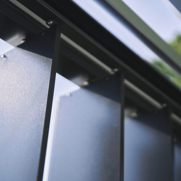 pergola-line.ch - Lamellenseitenwand mit Abschlussblende